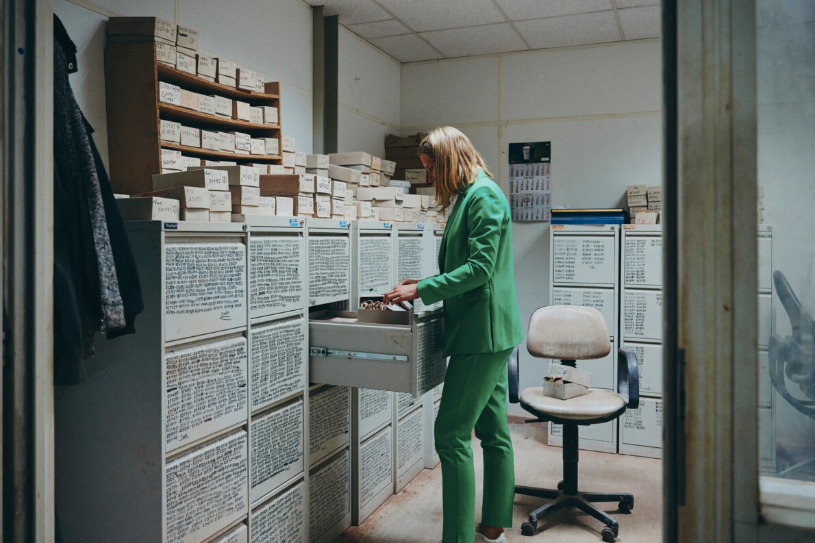 Moll Industries KEIMFARBEN weibliche Mitarbeiterin im Archive Foto © Lara Freiburger Moll Industries KEIMFARBEN weibliche Mitarbeiterin im Archive Foto © Lara Freiburger