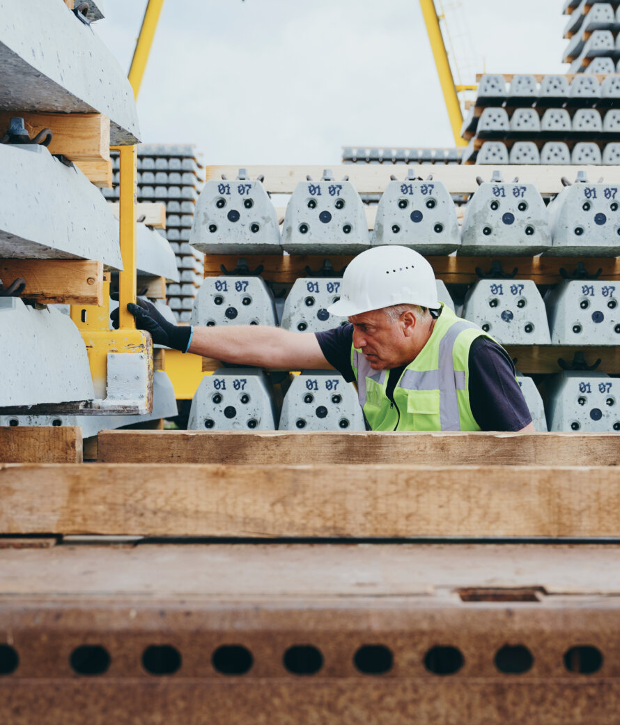 Moll Industries Moll Rail Mitarbeiter bei der Kontrolle der Betonschwellen Foto © Lara Freiburger Moll Industries Moll Rail Mitarbeiter bei der Kontrolle der Betonschwellen Foto © Lara Freiburger